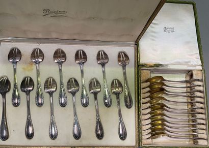 null Box of 12 silver oyster forks chased with a frieze of leaves

and box of 12...