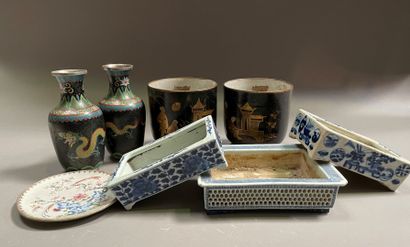  Lot de céramique comprenant : 
Paire de cache-pots en porcelaine à décor de pagodes...