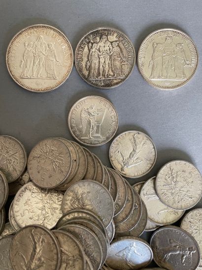 null 
Lot de pièces en argent :

-Une pièce de 50 francs Hercule 1977

- 2 pièces...