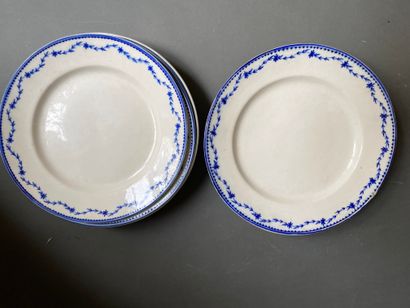 null 
Neuf assiettes et plat ovale en porcelaine dans le goût de Tournay à décor...