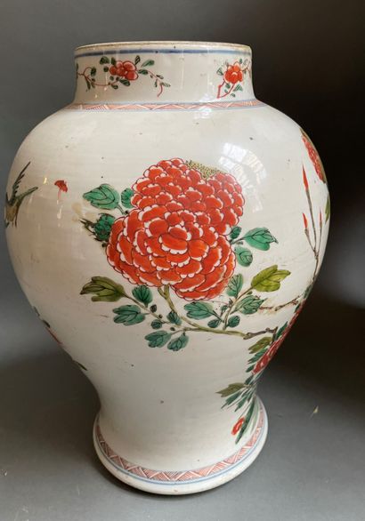 null Vase balustre en porcelaine à décor de faisans sur un rocher fleuri dans les...