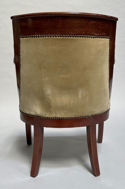 null Mahogany armchair, the armrests carved with dolphin heads,

Directoire style

82...