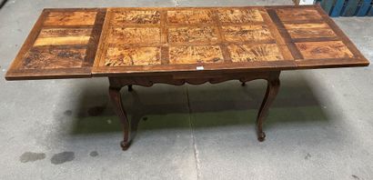 null Dining room table len oak molded with extensions, the top decorated with parquetry,...