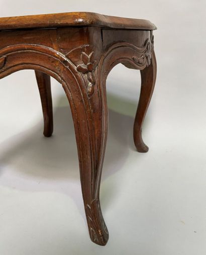 null 
Stool in molded wood and carved with flowers, cambered legs.




Louis XV period




41...