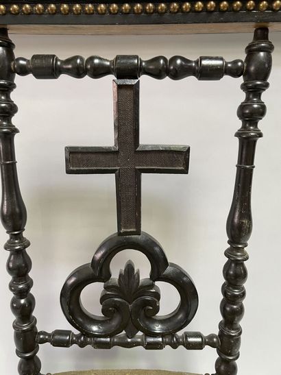null Prie-Dieu en bois noirci tourné d'un motif de croix, garniture de tapisserie...