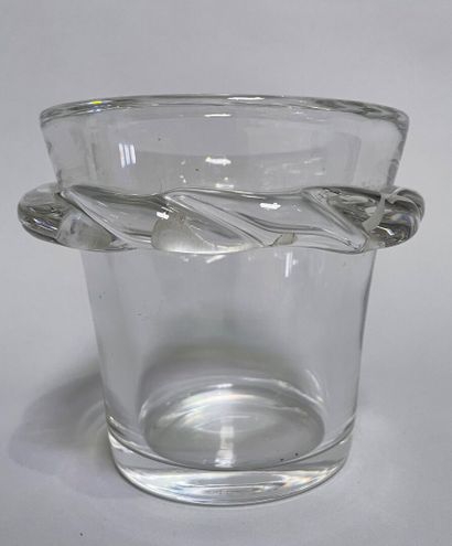 null Lot of glassware :

-COSTA BODA: frosted glass bowl with blue lines decoration.

8,5...