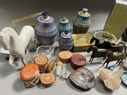 null Lot of various trinkets, travel souvenirs: vases, subjects, boxes etc.

A lot...