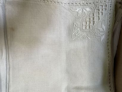 null Lot of household linen: tablecloths, towels, embroidered handkerchiefs, vest,...