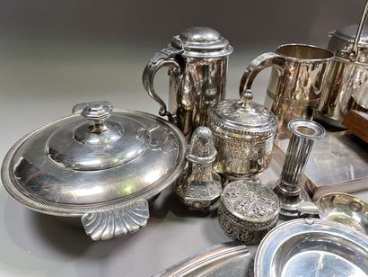  Lot of silver plated metal: trays, basket, bottle holder, vegetable tray, crumb...