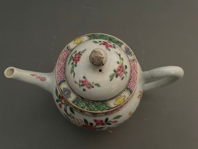 null Petite théière en porcelaine de Chine à décor émaillé de branchages fleuris.

Compagnie...