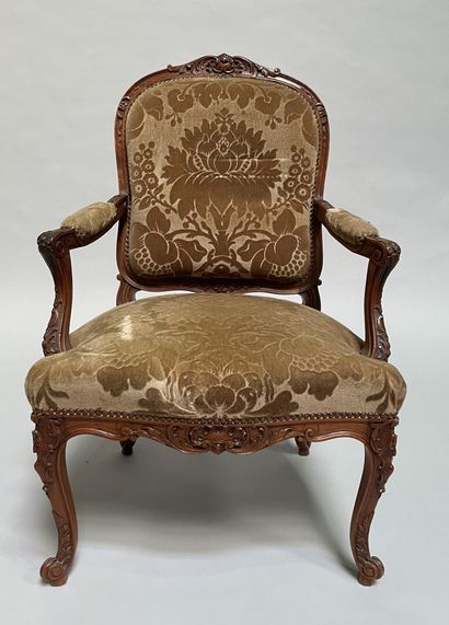 null Armchair in natural wood carved with shells and leaves falls, back to the queen,...