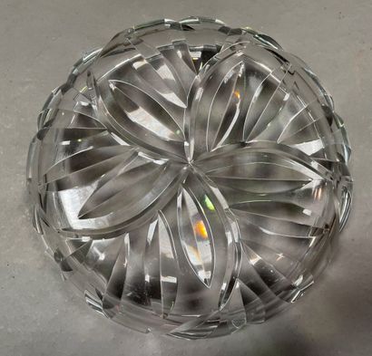 null BACCARAT : Round dish in cut crystal

H: 5 cm x diam: 21 cm

We join :

Three...