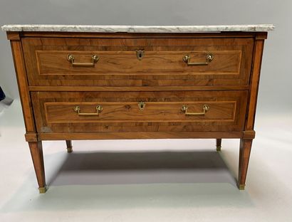 Straight chest of drawers in wood veneer...