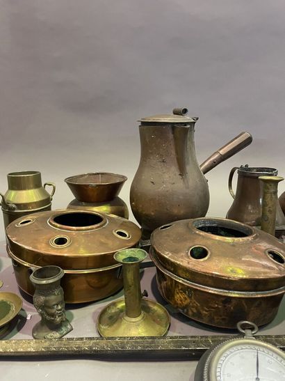 null Large lot of copper and pewter: basins, cauldron, basin, shell, pourer, dishes,...