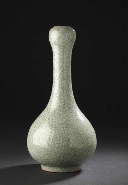 null CHINE - XIXe siècle

Vase de forme suantouping (gousse d’ail) en

porcelaine...