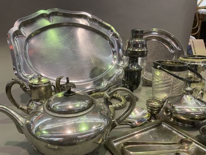 null Lot of silver plated metal: trays, pourer, cutlery, shaker, etc.