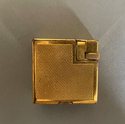 null 
DUNHILL

Lighter in gilded metal. 

Signed and numbered

3,5 x 3,5 x 1 cm

Wear...