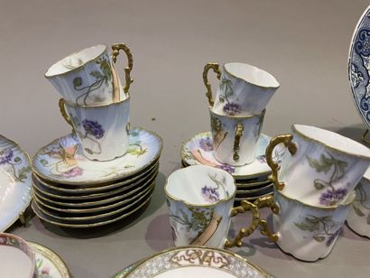null Lot de vaisselle dont tasses à thé en porcelaine anglaise à décors différents...