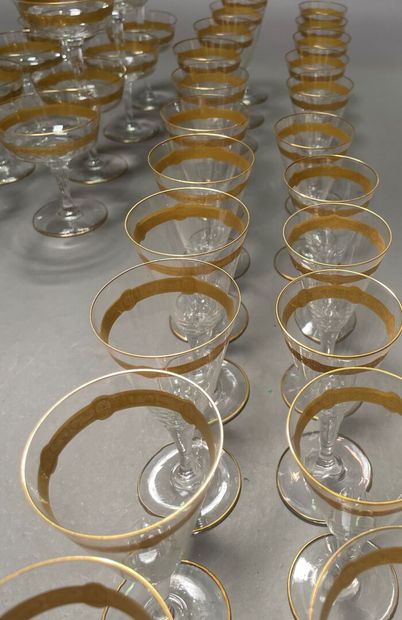null Partie de service de verres à pieds à filet or comprenant environ : 11 coupes,...