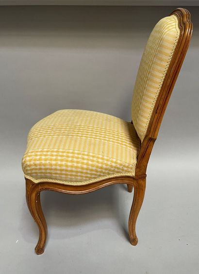 null Chaise en bois mouluré à pieds cambrés.

Style Louis XV

90 x 50 x 45 cm
