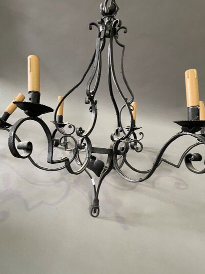 null Wrought iron chandelier with six lights with pearls and pendants. 

Louis XV...