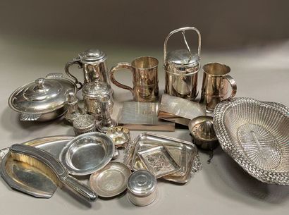 null Lot of silver plated metal: trays, basket, bottle holder, vegetable tray, crumb...