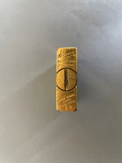 null 
DUNHILL

Briquet en métal doré. 

Signé et numéroté

3,5 x 3,5 x 1 cm

Usures....