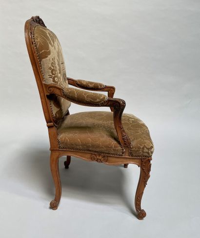 null Armchair in natural wood carved with shells and leaves falls, back to the queen,...