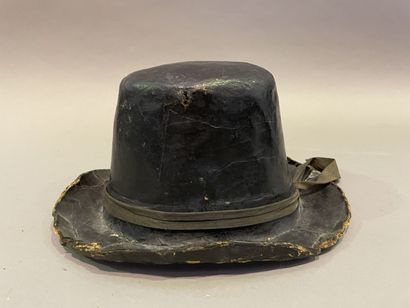 null Replica of a sailor's hat from the port: Top hat in leather and pressed filasse...