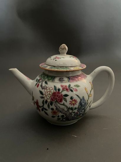 Small teapot in porcelain of China with enamelled...