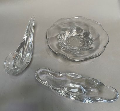 null Trois coupes en cristal étiré. 

La ronde : 9 x 38 cm

Les deux autres : 13...