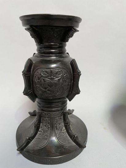 null Vase en porcelaine polychrome à décor de pêches, fleurs et dragons

H : 41 cm

Pied...