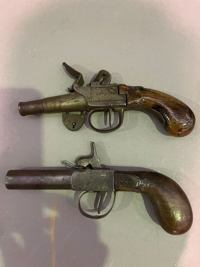 null 
Lot d'armes : Deux pistolets Kriss, poignard ( 47 et 33 cm) et divers
