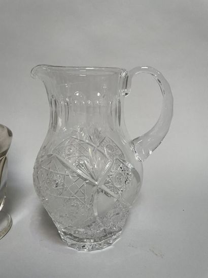 null Set of crystal decanters and jugs,

H: 27 and 23 cm

One joined: 

Carafe of...