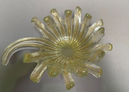 null BAROVIER & TOSSO

Coupe en verre pailleté d'or en forme de fleurs.

XXème siècle.

Signée...