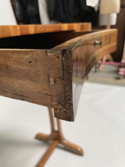 null Table rognon en bois de placage ouvrant à un tiroir en ceinture, le piètement...