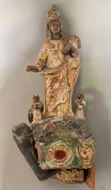 null 
Virgin in polychrome terracotta




H 35,5 cm




Very damaged




