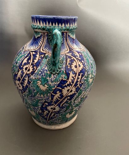 null Vase en céramique à deux anses à décor de feuilles dans les tons verts et bleu

Marque...