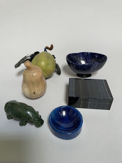 null Lot of hard stones: ashtrays, cups, subjects, box

Accidents