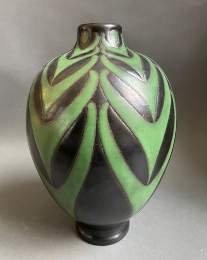 
Raoul LACHENAL (1885-1956)

Vase ovoïde...