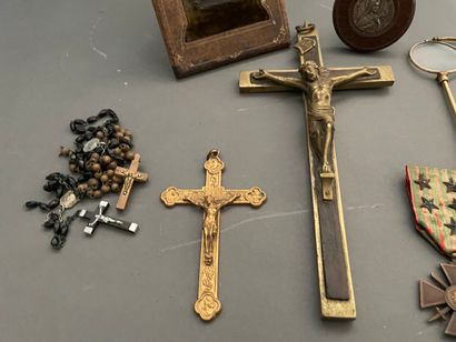 null Lot of religious trinkets, medal, gilt metal lorgnons and very small stamp album...