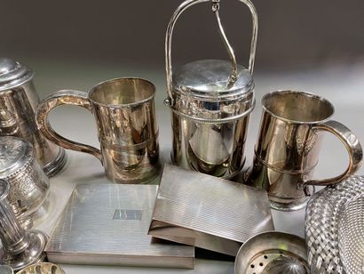 null Lot of silver plated metal: trays, basket, bottle holder, vegetable tray, crumb...
