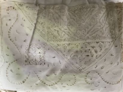 null Lot de linge de maison : nappes, serviettes, mouchoirs brodés, gilet, bonnet...