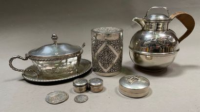 Foreign silver lot including : a teapot,...