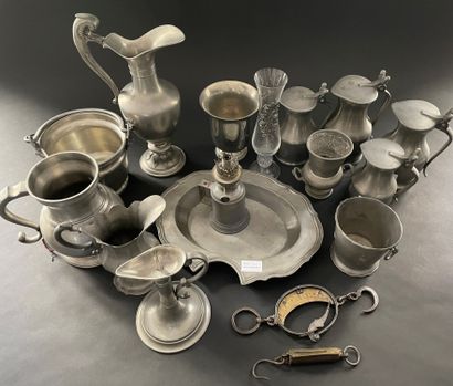 null 
Lot of pewter: ewer, pourers, vases, oil lamp base, sauce boat, dish and various...