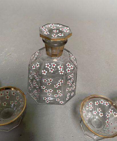 null Part of a glass liquor service enamelled with daisies.

Around 1930.

Six glasses...