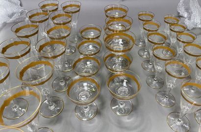null Partie de service de verres à pieds à filet or comprenant environ : 11 coupes,...