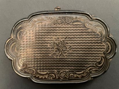 null Guilloche and chased silver purse with leaves and flowers

5 x 7,5 cm

We join...
