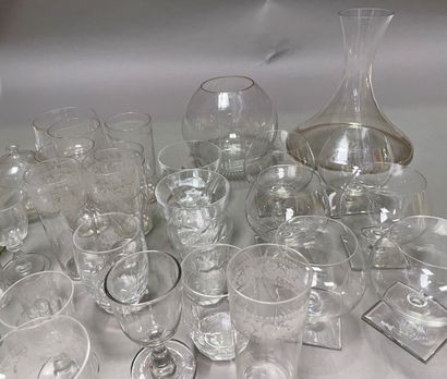 null Lot de verrerie diverse et dépareillée dont carafe à décanter, verres à dégustation,...