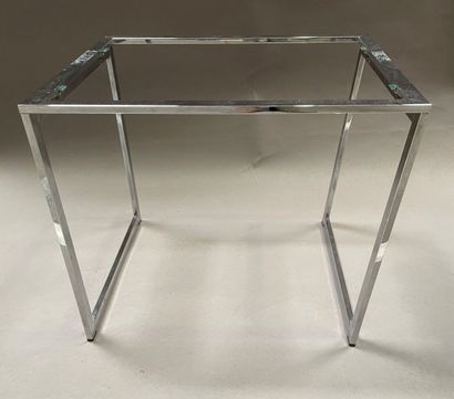 null Trois tables gigognes, le piètement en métal chromé.

37 x 51 x 40 cm

On joint...